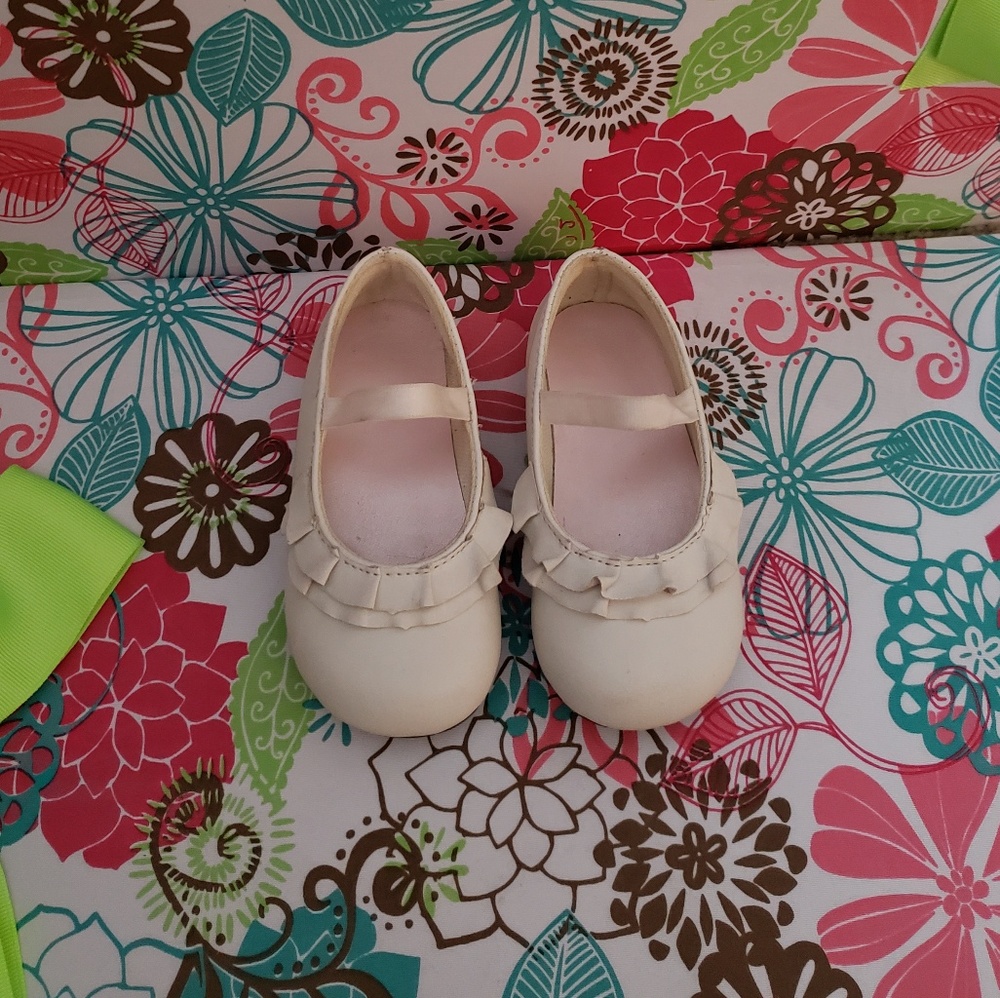 Off white ruffle vamp mary jane sz 6